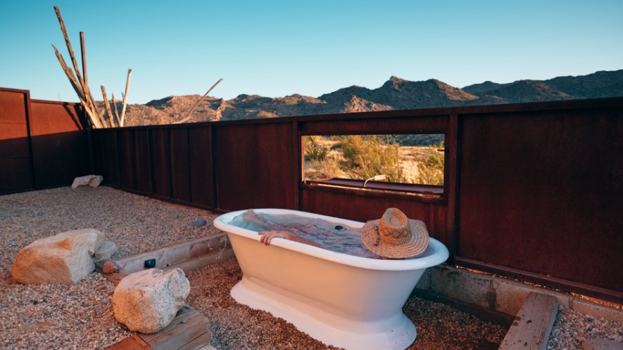 Sacred Sands hotel in Joshua Tree National Park with bath outside