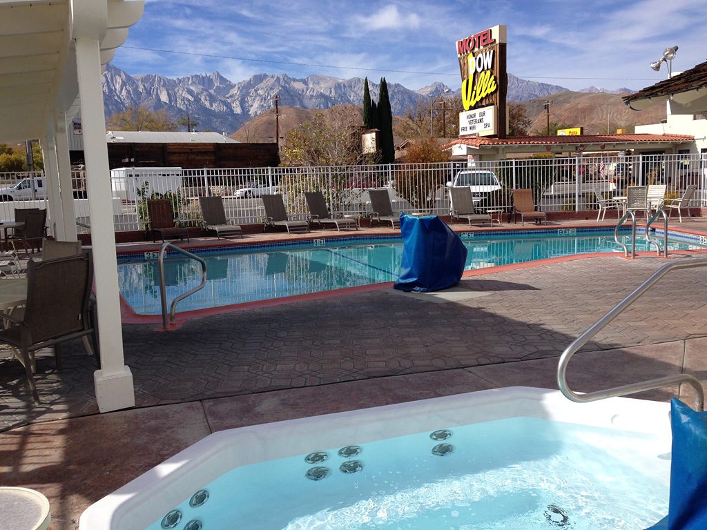 Dow Villa Lone Pine Hotel jacuzzi and swimming pool