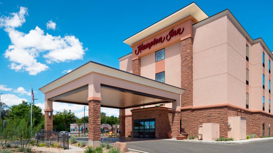 Exterior photo of the Hampton Inn hotel in Kanab UT pink color with blue sky