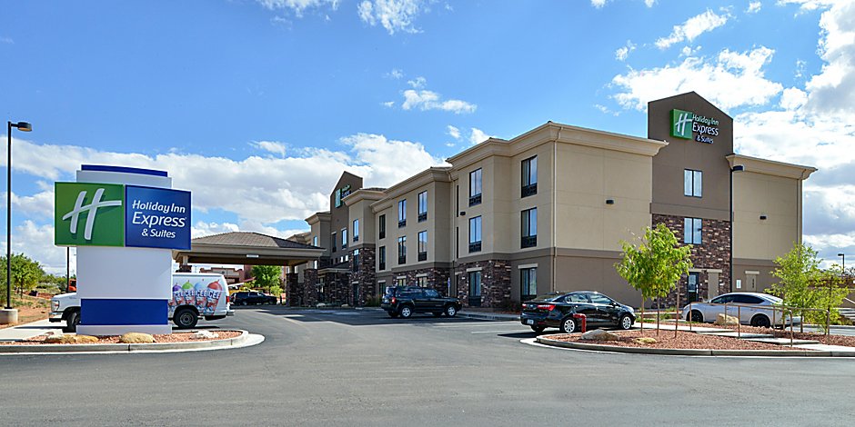 Exterior photo of the Holiday Inn Express hotel in Page AZ with parking lot and a blue sky