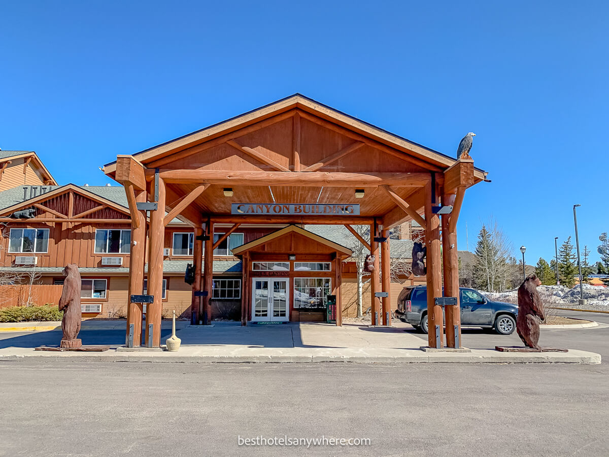 Exterior photo of the wooden building at Kelly Inn hotel in West Yellowstone