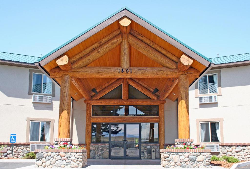 Entrance to Cody Legacy Inn hotel in Cody Wyoming huge wooden beams