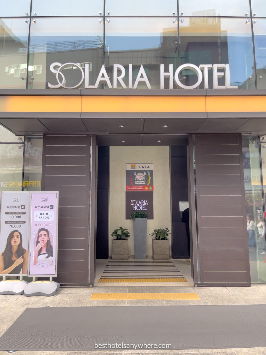Exterior photo of an entrance to a hotel in Seoul