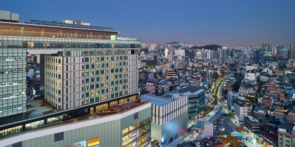 Exterior photo of the Holiday Inn Express in Seoul at night