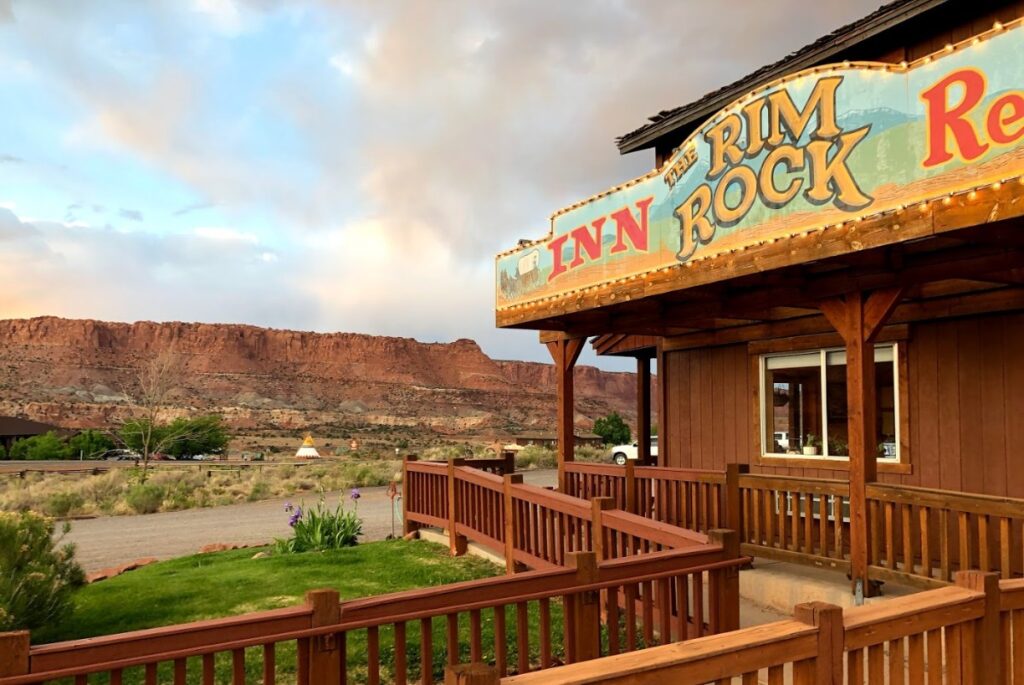 Exterior photo of an inn in Torrey Utah with clouds in the sky