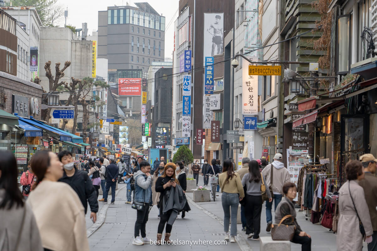 Shoppers, locals and tourists enjoying Insadong shopping street in Seoul