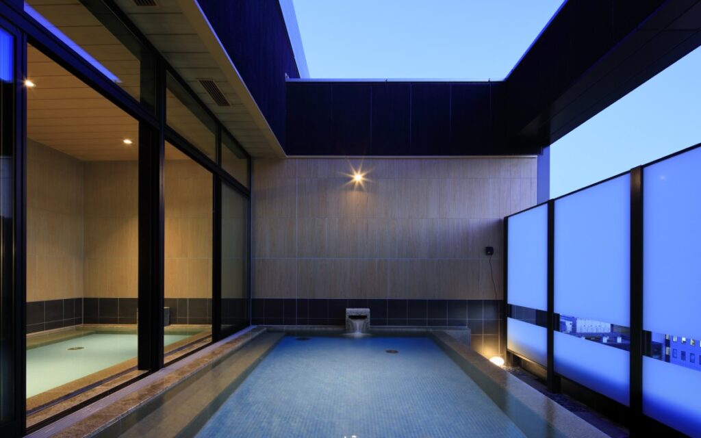 Public bath indoors and outdoors with open roof