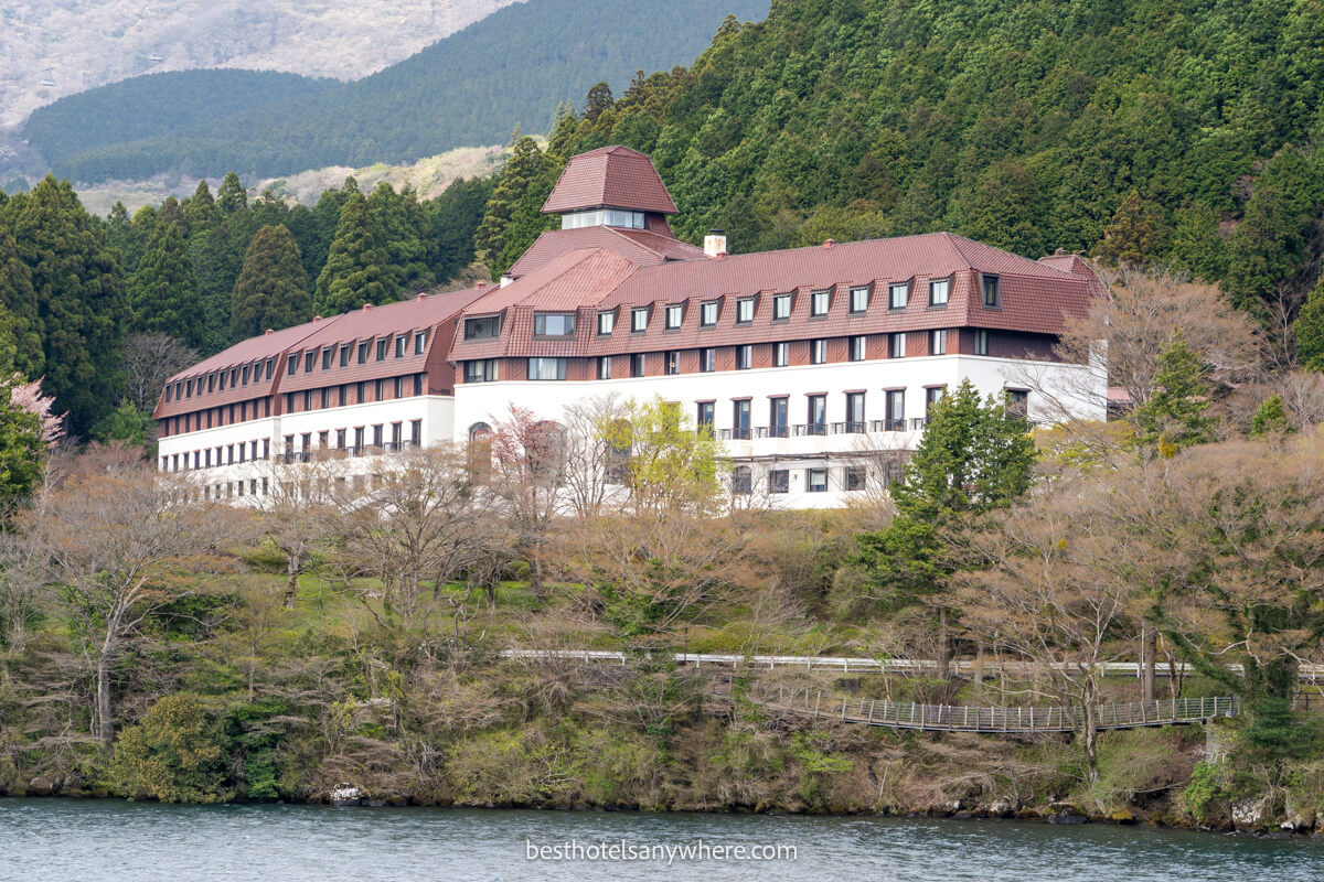Photo of a hotel on the shores of Lake Ashi surrounded by trees