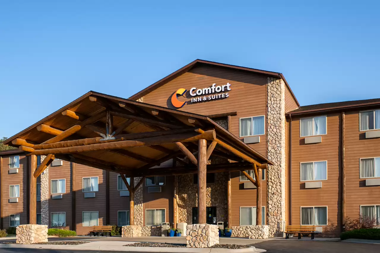 Exterior photo of a Custer SD hotel building on a clear day