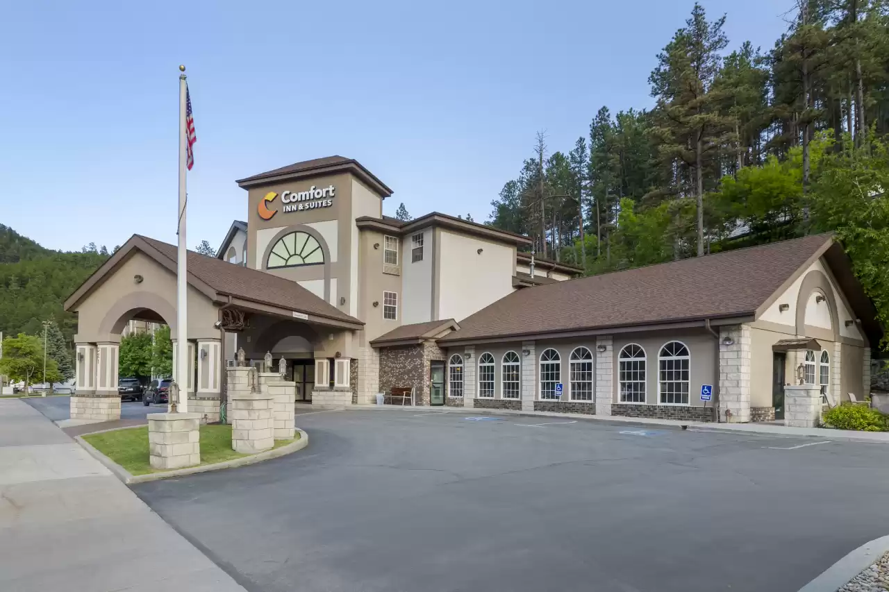 Exterior photo of a Comfort Inn hotel in Keystone SD on a clear day