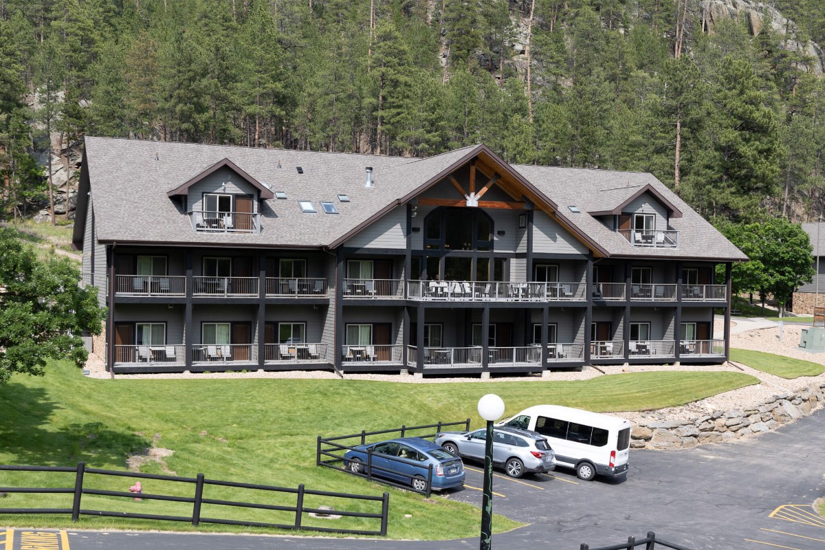Exterior photo of an upscale hotel in Keystone SD with parking lot out front