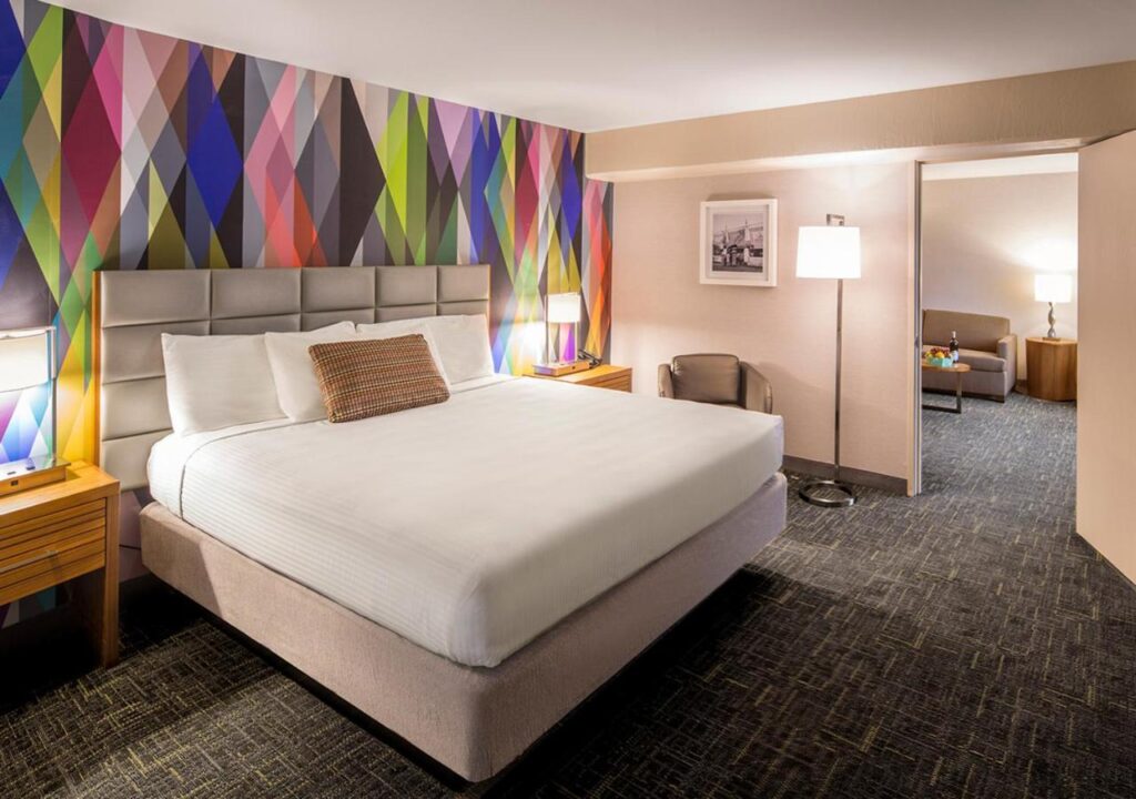 Guest bedroom at Circus Circus hotel in Reno with bed and colorful photo behind